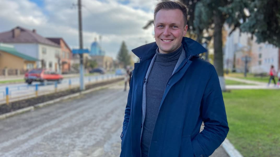 Богдан Келичавый на одной из улиц города Копычинцы