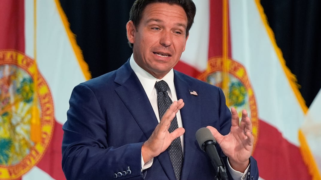 Рон ДеСантіс виступає на пресконференції, вересень 2024 року