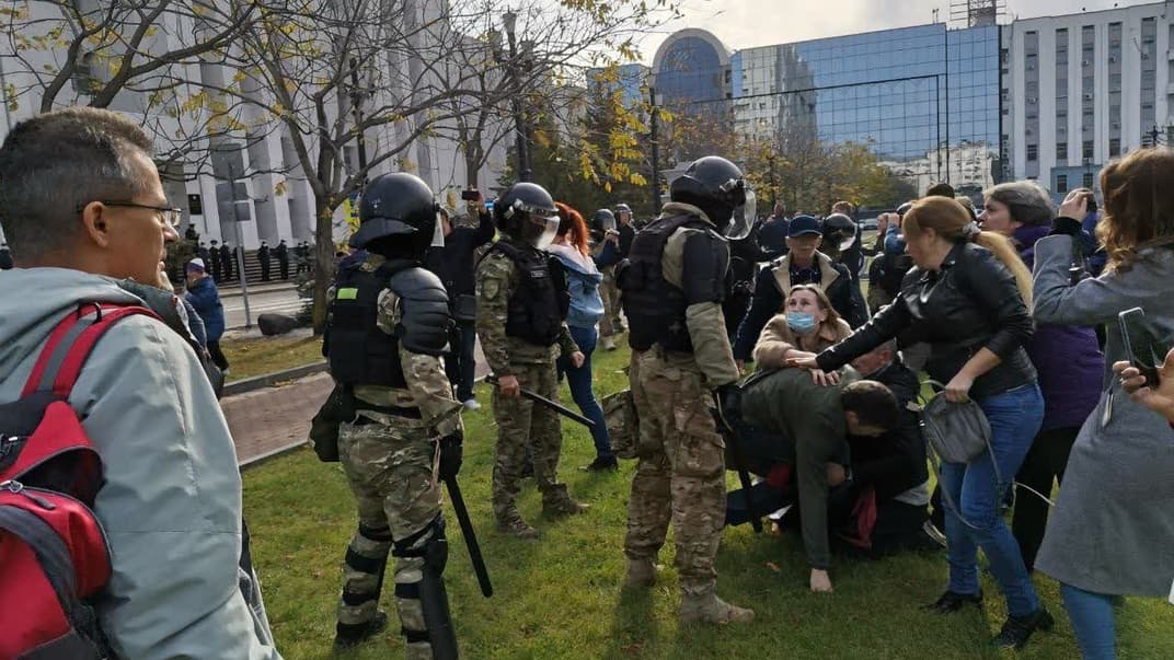 Правоохоронці розганяють протестувальників у Хабаровську, 10 жовтня 2020
