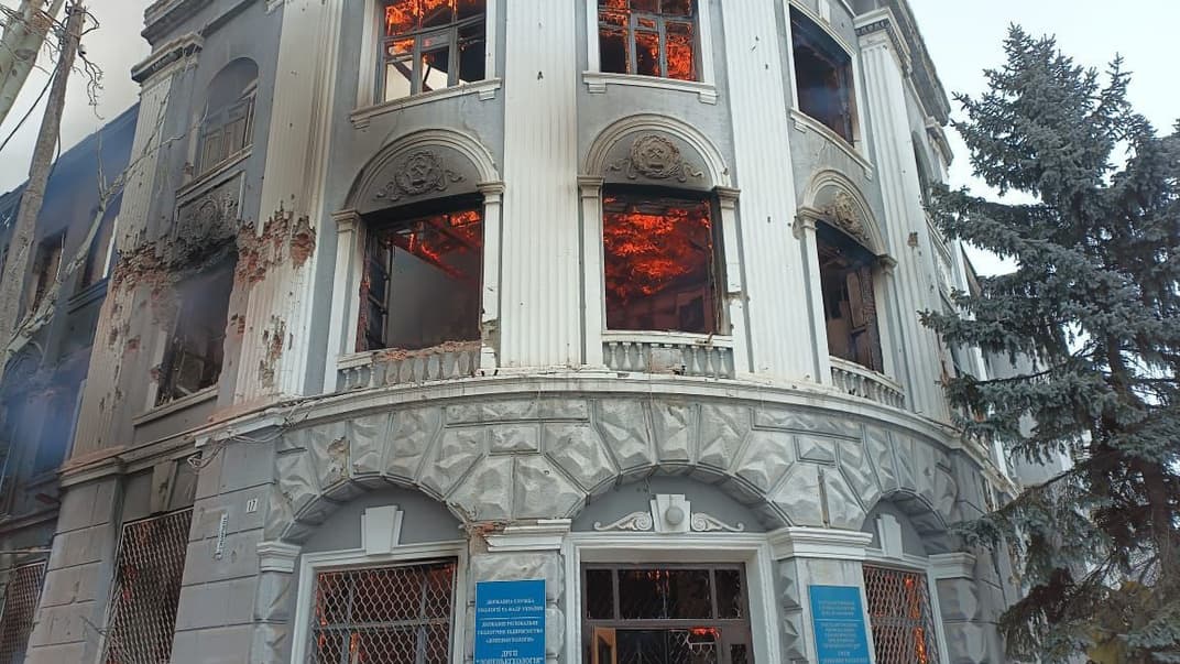 Пожежа в обстріляній будівлі підприємства ДРГП «Донецькгеологія» в Бахмуті, 3 лютого 2023 року