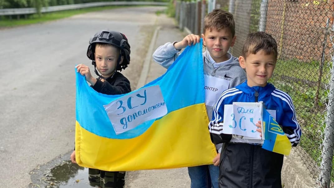 Дети, которые собирали средства на бронежилеты