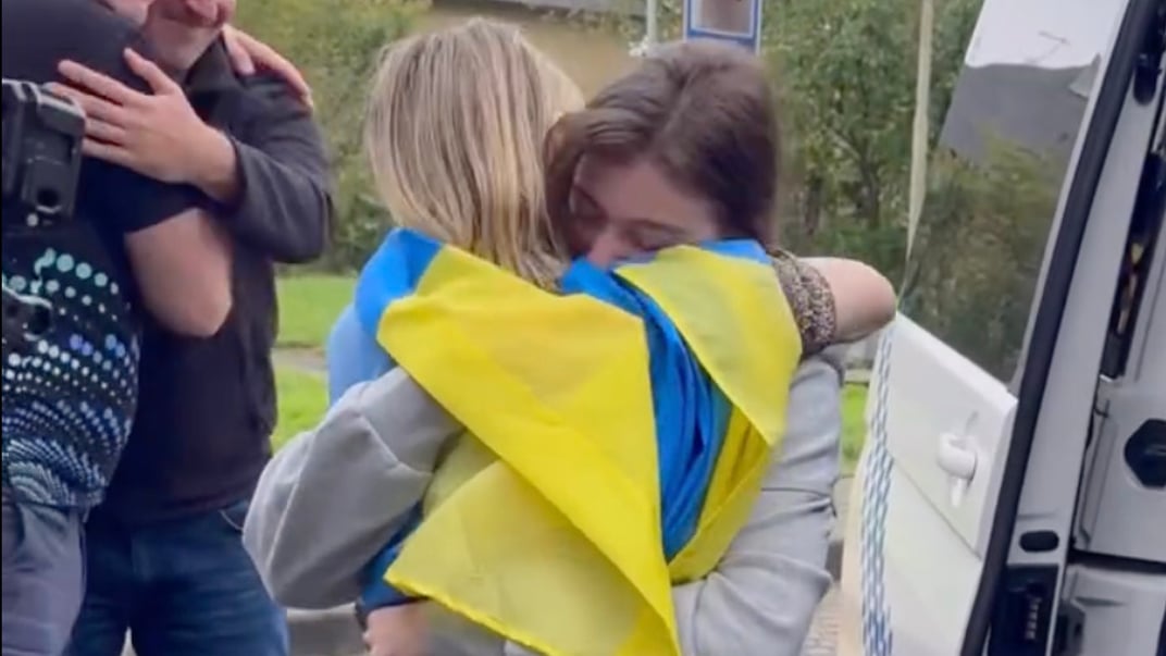 Звільнена з російської неволі Світлана Головань під час зустрічі з доньками