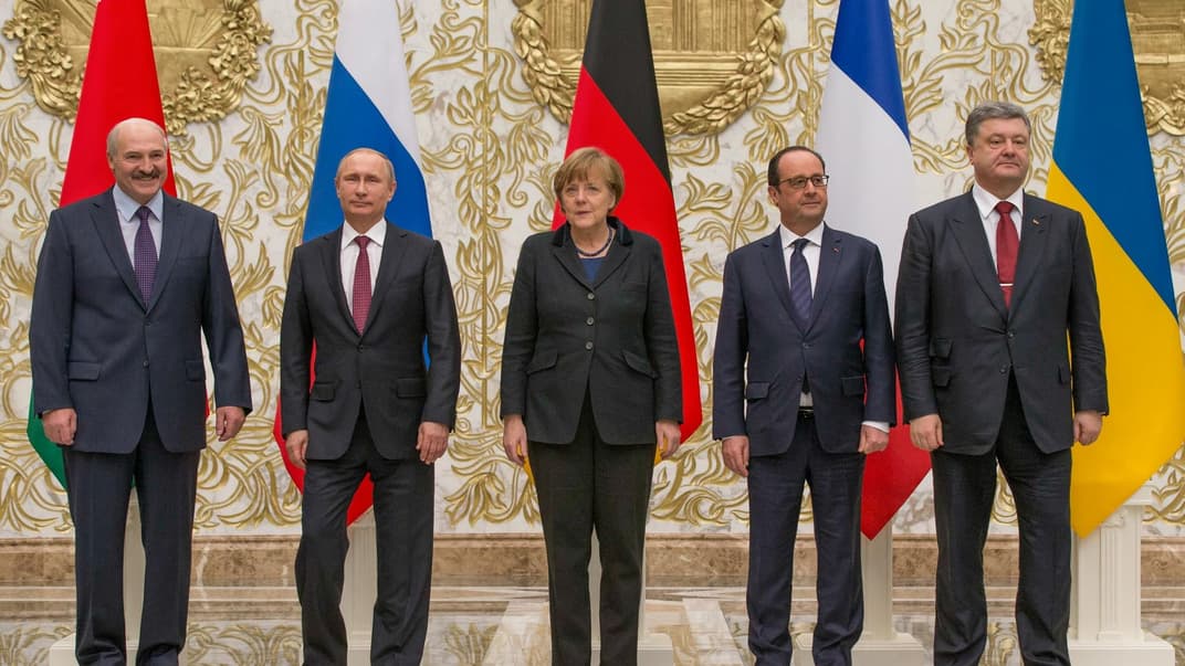 Президент Беларуси Александр Лукашенко, президент России Владимир Путин, канцлер Германии Ангела Меркель, президент Франции Франсуа Олланд и президент Украины Петр Порошенко во время переговоров в Минске, Беларусь, 11 февраля 2015 года