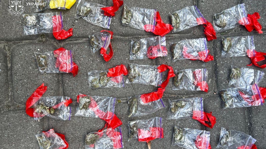 У Львові жінка залучила п’ятирічну доньку до продажу наркотиків. Її судитимуть