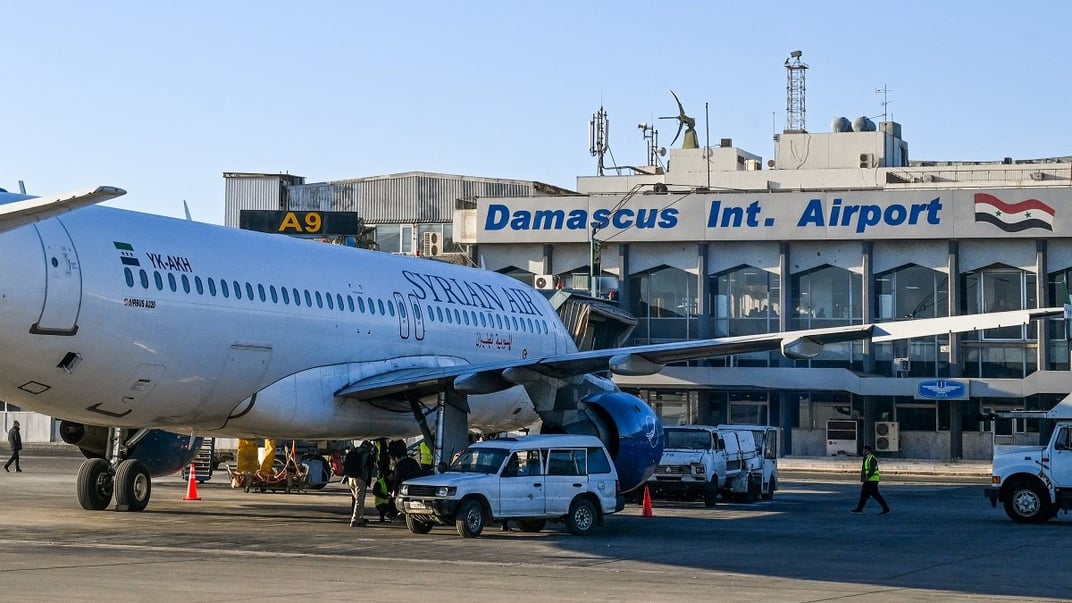 Ілюстративне фото. Наземний персонал готує літак Syrian Air до вильоту в місто Алеппо 18 грудня 2024 року в міжнародному аеропорту Дамаска