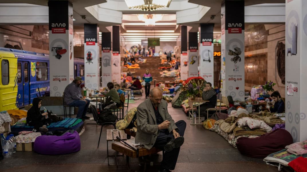 Люди ховаються від російських обстрілів у метро Харкова, 19 травня 2022 року