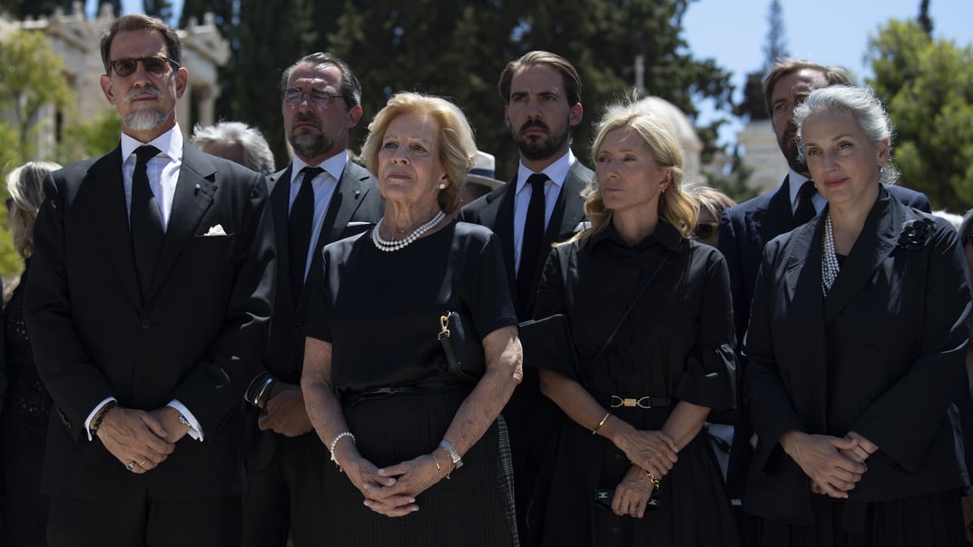 Дети Константина II — Павлос, Николаос, Филипп, — его жена Анна-Мария и другие члены королевской семьи на похоронах двоюродного брата покойного принца Филиппа — Майкла