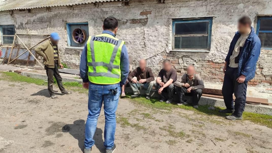 На Харківщині фермери тримали у трудовому рабстві 9 людей
