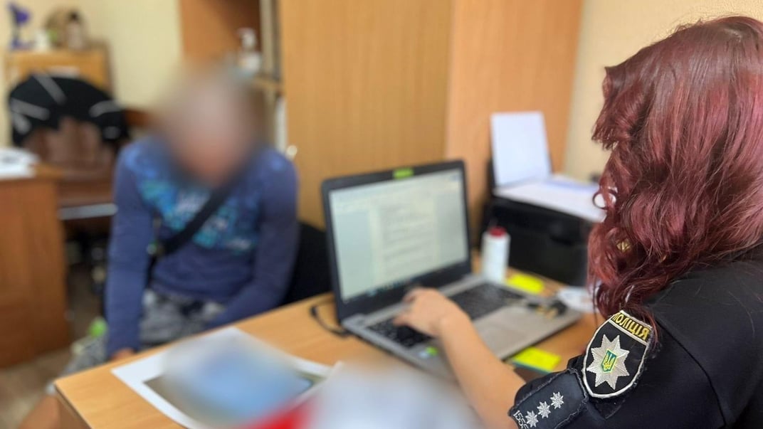 Поліціянти опитують затриманого