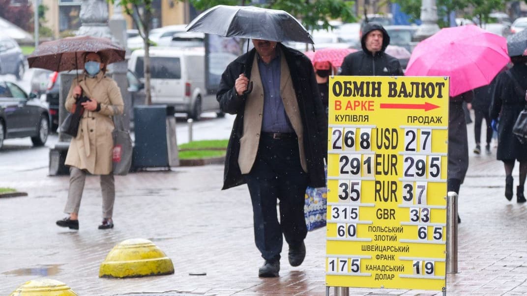 Експерти не очікують значних змін на валютному ринку найближчим часом, суттєвого знецінення гривні не буде. На фото — перехожі проходять повз стенд із курсом валют у Києві