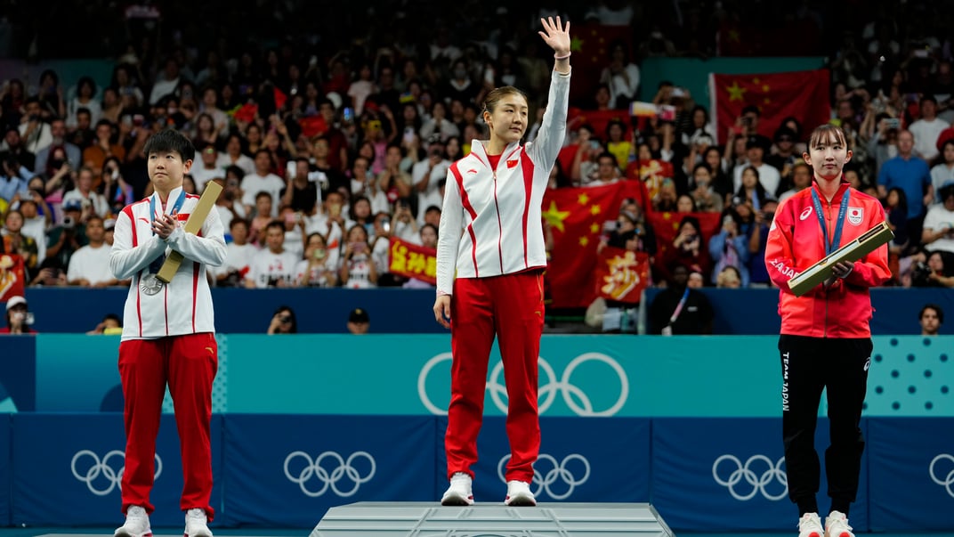 Золотая медалистка Чэнь Мэн (в центре) и серебряная медалистка Сунь Инша (слева) из Китая и бронзовая медалистка из Японии Хина Хаята на церемонии награждения Олимпиады-2024, Париж, 3 августа 2024 года