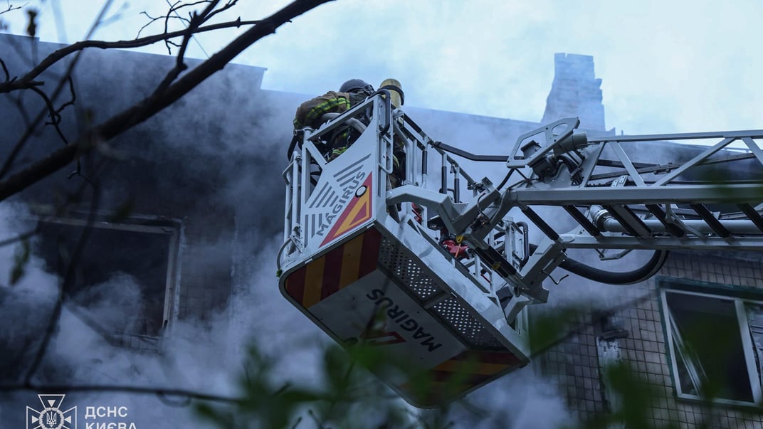Спасатели ликвидируют последствия российской атаки на Киев
