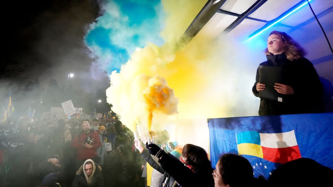 Люди протестуют против российской агрессии в отношении Украины перед посольством рф в Варшаве, Польша, 24 февраля 2023 года