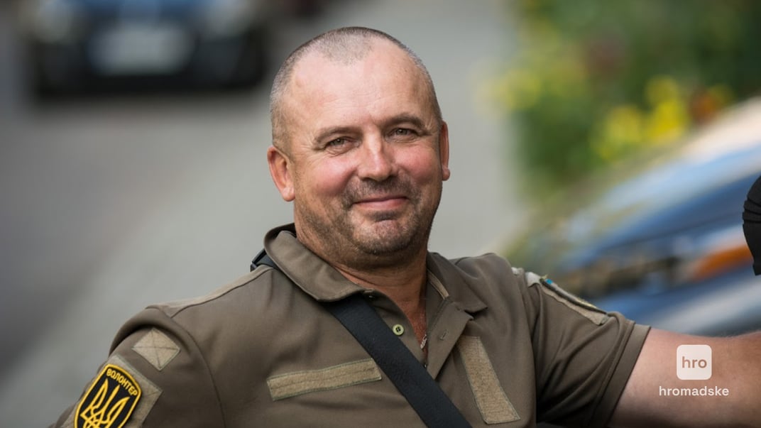 Волонтер в колесном кресле Сергей Цитриков