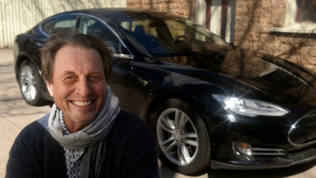 Еррол Маск перед авто компанії Tesla, якою володіє його син Ілон Маск