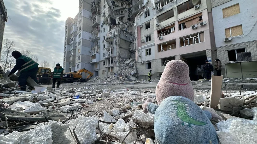 Ілюстративне фото. Зруйнована багатоповерхівка у Херсоні внаслідок російського авіаудару, 20 лютого 2025 року