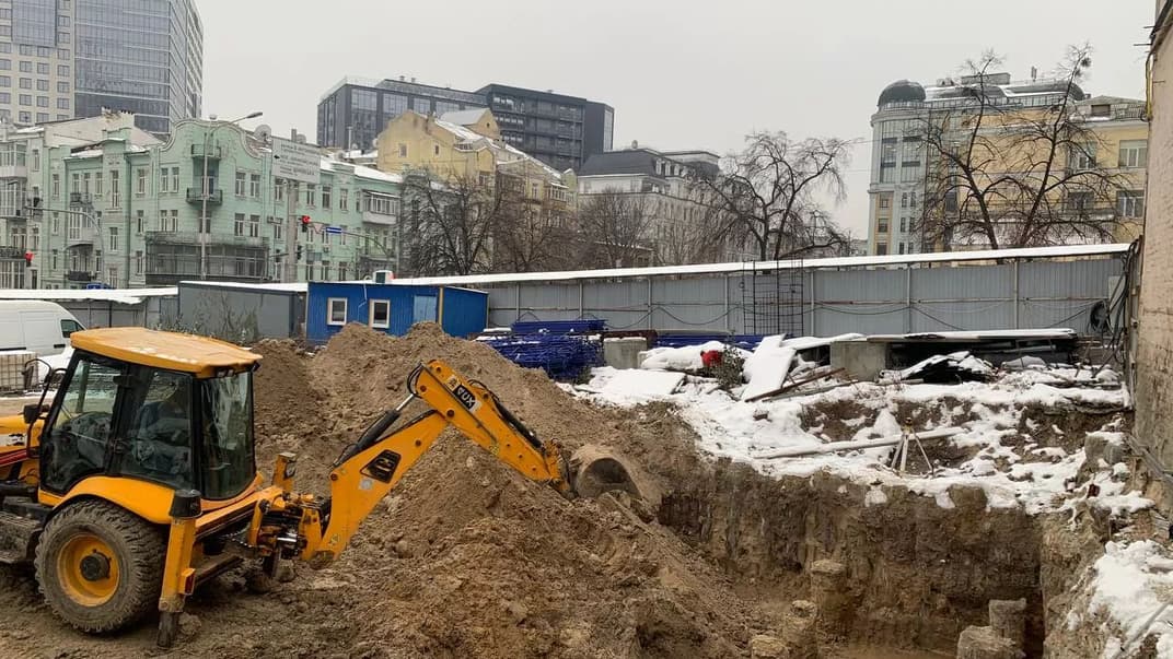 Будівництво поряд з історичним будинком у Києві на вулиці Володимирській, 7 грудня 2023 року