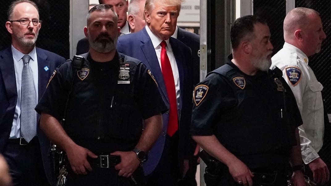 Дональда Трампа сопровождают в зал суда в Нью-Йорке, 4 апреля 2023 года