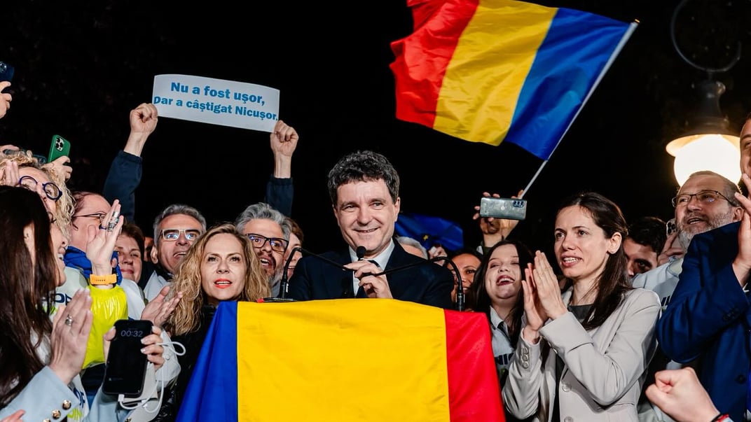 Новообраний президент Румунії Нікушор Дан разом з виборцями