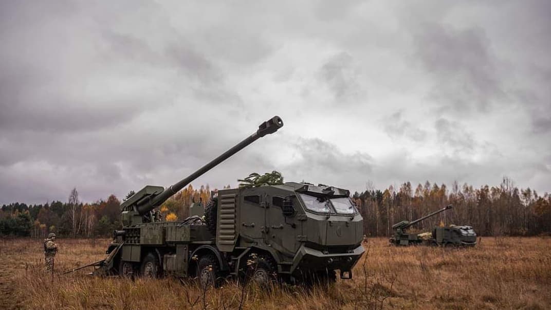 Украинские военные у техники. Иллюстративное фото