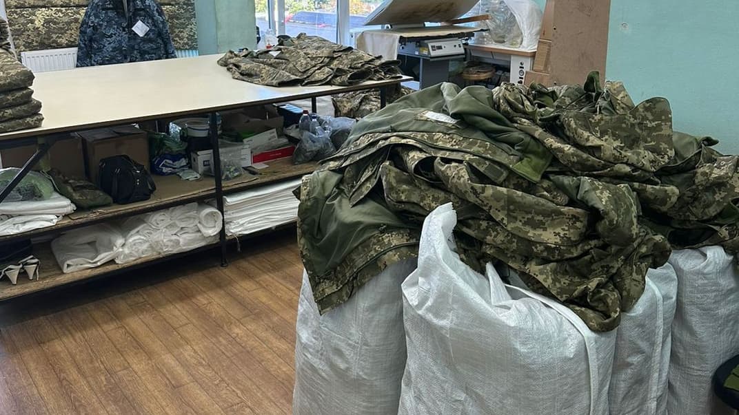 Правоохоронці проводять обшуки на підприємтсві, яке, ймовірно, надало неякісну військову форму на понад 35 мільйонів гривень