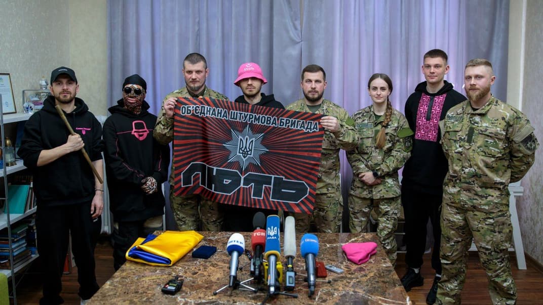 Гурт Kalush Orchestra під час підписання меморандуму із бригадою «Лють»