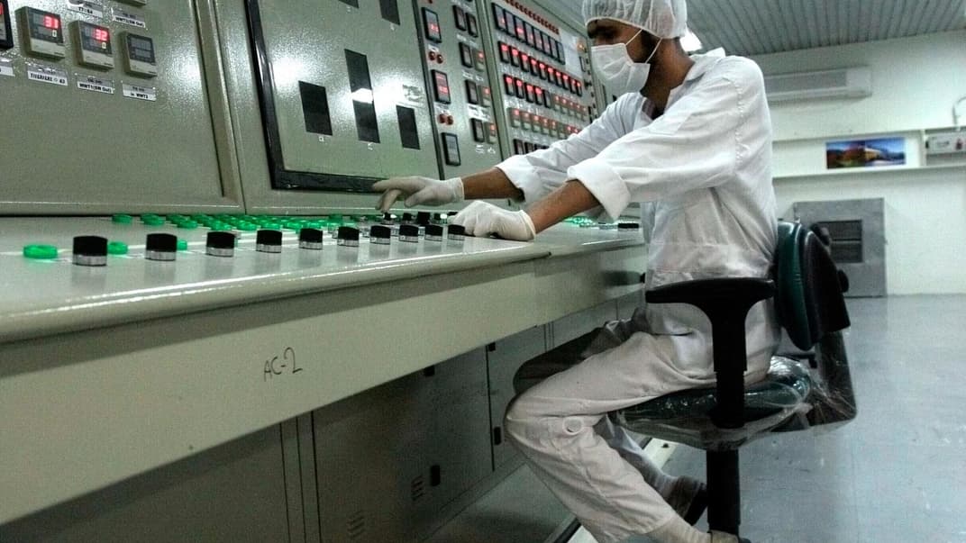 Техник на заводе по переработке урана неподалеку от города Исфахан, Иран, в 410 километрах к югу от столицы Тегерана, 3 февраля 2007 года