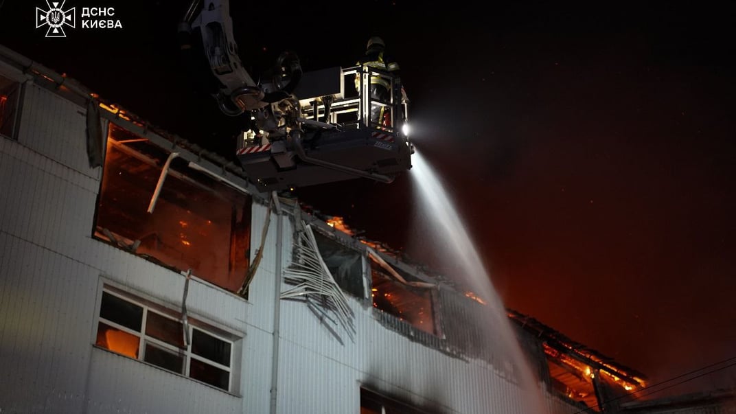 Спасатели тушат пожары, в результате российской атаки по Киеву