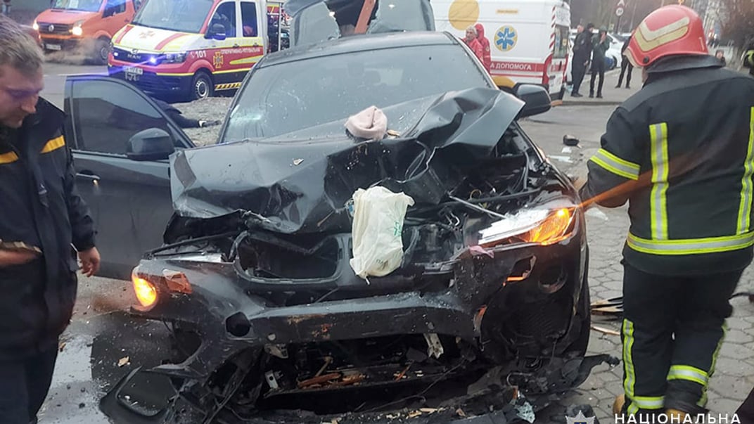 Водитель BMW X6 въехал в остановку общественного транспорта в Хмельницком, 18 ноября 2024 года