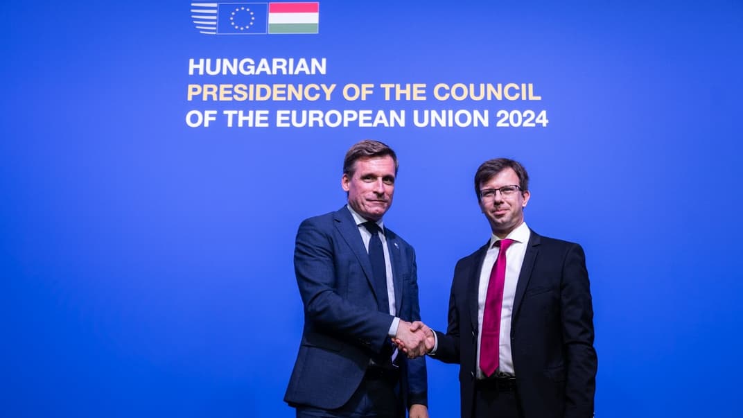 Министр европейских дел Венгрии Янош Бока (справа) с президентом Европейского социально-экономического комитета Оливером Репке