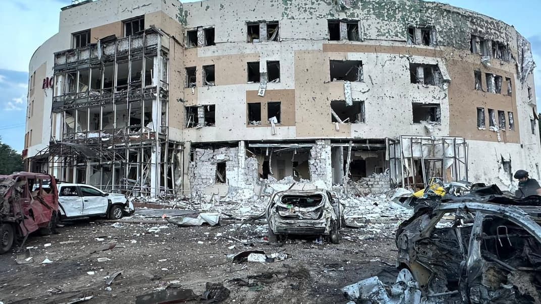 Последствия обстрела россиянами здания гостиницы в Запорожской области, 10 августа 2023 года