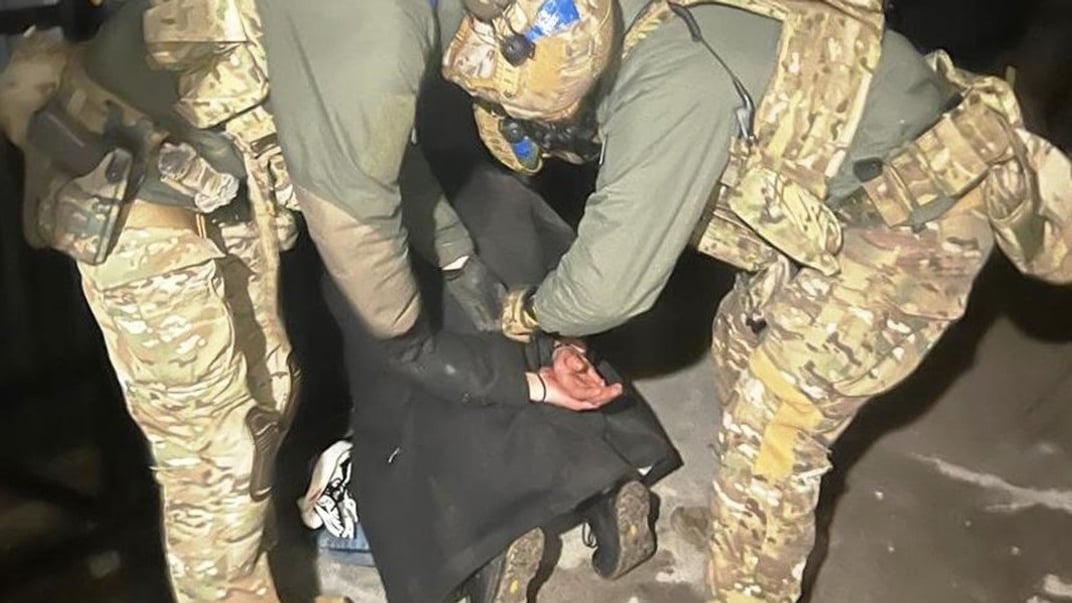 У місті Звягель Житомирської області затримали трьох людей, які вимагали гроші у військовослужбовця та його дружини