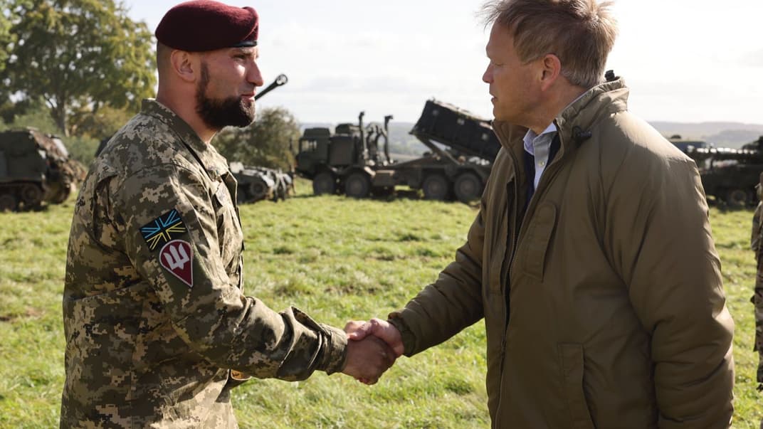 Украинский военный жмет руку министру обороны Великобритании
