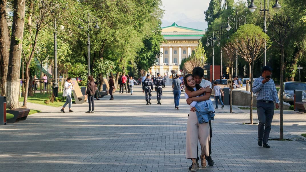 Сквер біля Казахського державного академічного театру опери та балету імені Абая, Алмати, Казахстан, 5 червня 2018 року