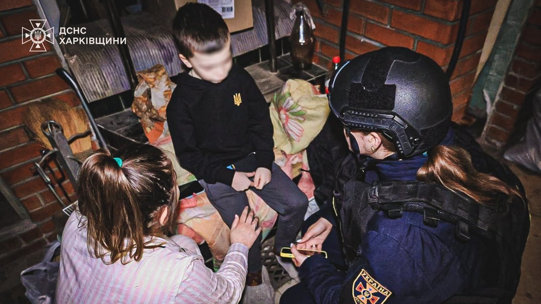Рятувальники працюють з хлопчиком після російської атаки на Харків, 4 квітня 2025 року