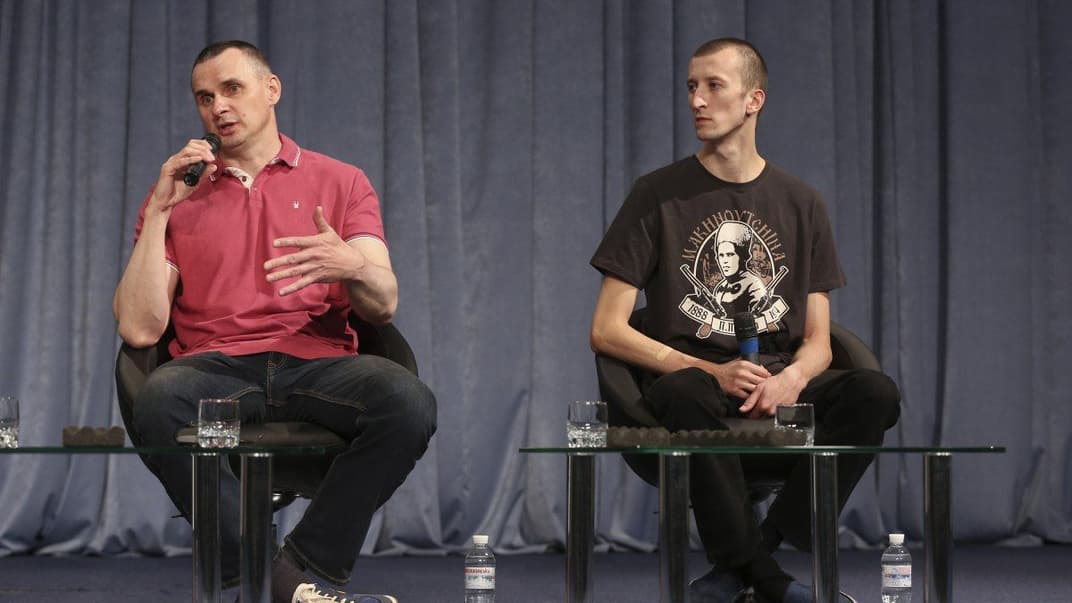 Українські політв'язні Олег Сенцов (ліворуч) і Олександр Кольченко під час першої прес-конференції після звільнення з російського полону, Київ, 10 вересня 2019 року