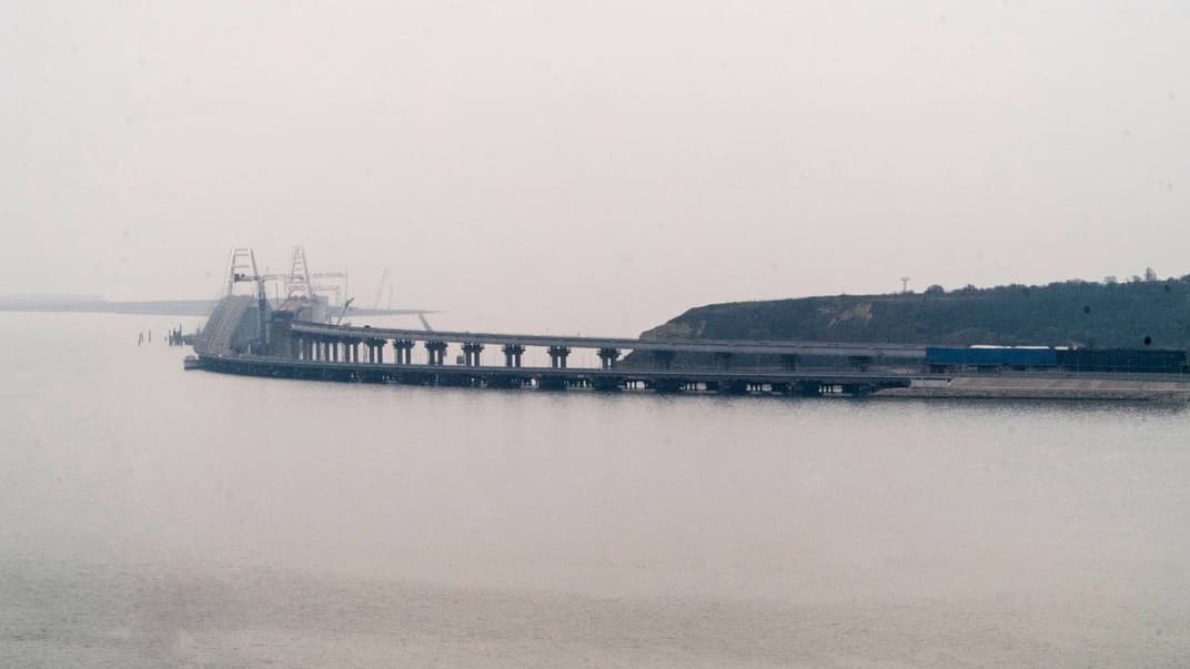 Вид на Керченський міст, що з'єднує анексований Крим з російським Таманським півостровом, 26 листопада 2018 року. Увечері 25 листопада російські прикордонники захопили три українські військові судна, коли ті проходили Керченську протоку, прямуючи з Одеси в Маріуполь. За даними Генштабу ЗС України на кораблях перебували 23 військовослужбовців, шістьох моряків поранено, важко поранених двоє