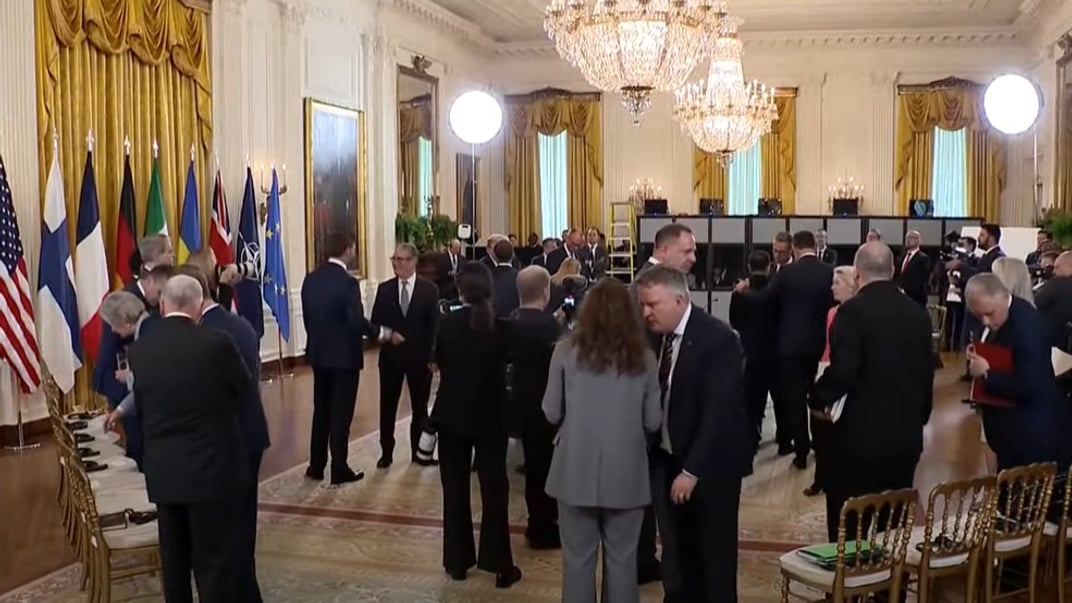 Момент перед зустріччю з європейськими лідерами, коли мікрофон спіймав слова Трампа Момент перед зустріччю з європейськими лідерами, коли мікрофон спіймав слова Трампа