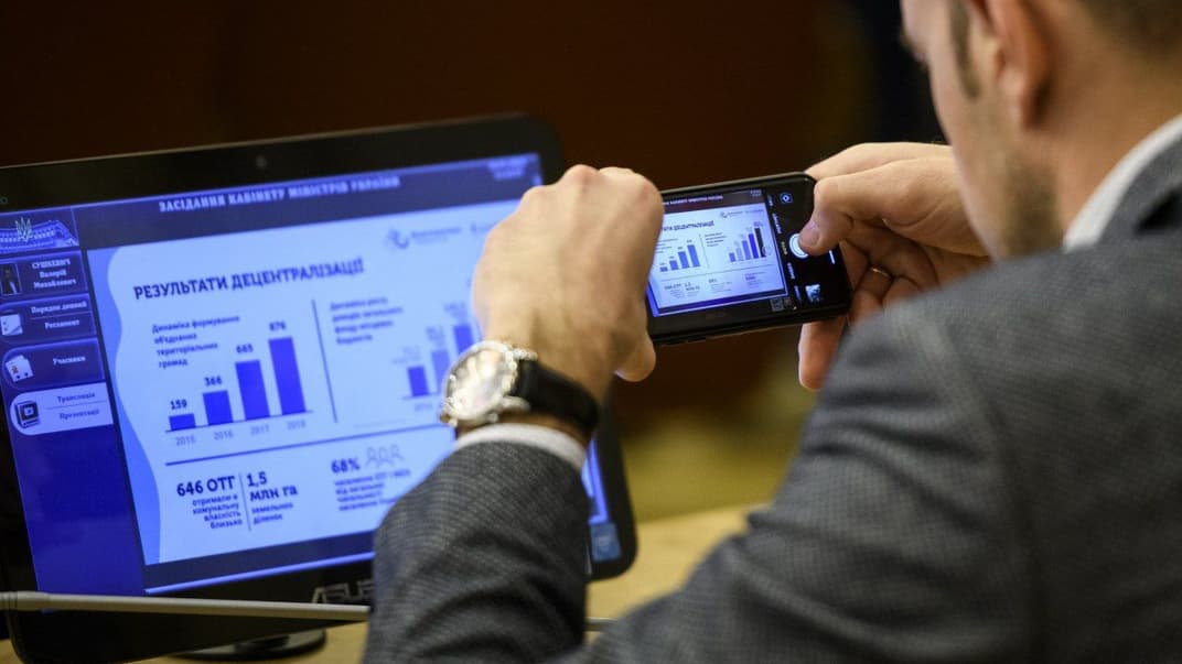 Діаграма з результатами децентралізації на моніторі під час засідання Кабміну, Київ, 23 січня 2019 року