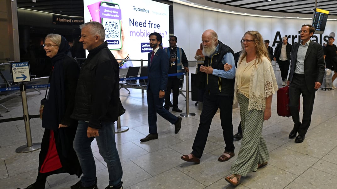 80-річний Пітер Рейнольдс (у центрі) та його 76-річна дружина Барбі (ліворуч) прибувають до аеропорту Хітроу з Дохи, Катар, 20 вересня 2025 року