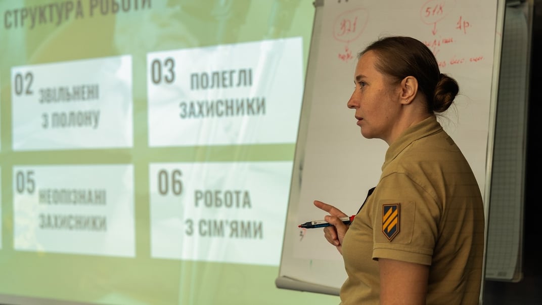 Засновниця патронатної служби «Янголи Азову», старша лейтенантка 3ОШБр Олена Толкачова презентує роботу організації фахівцям компанії ДТЕК, серпень 2024 року