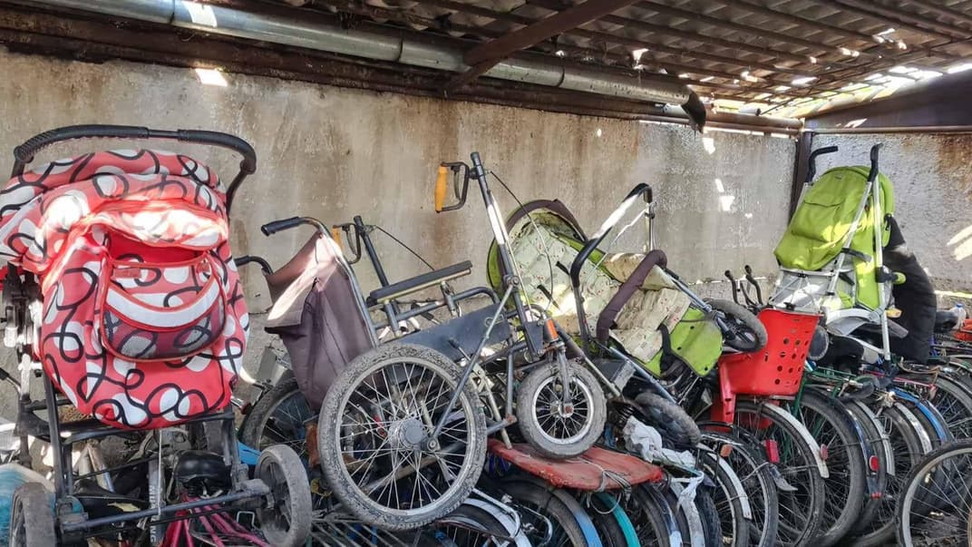 Велосипеды, детские и инвалидные коляски, которые бросили жители Херсона