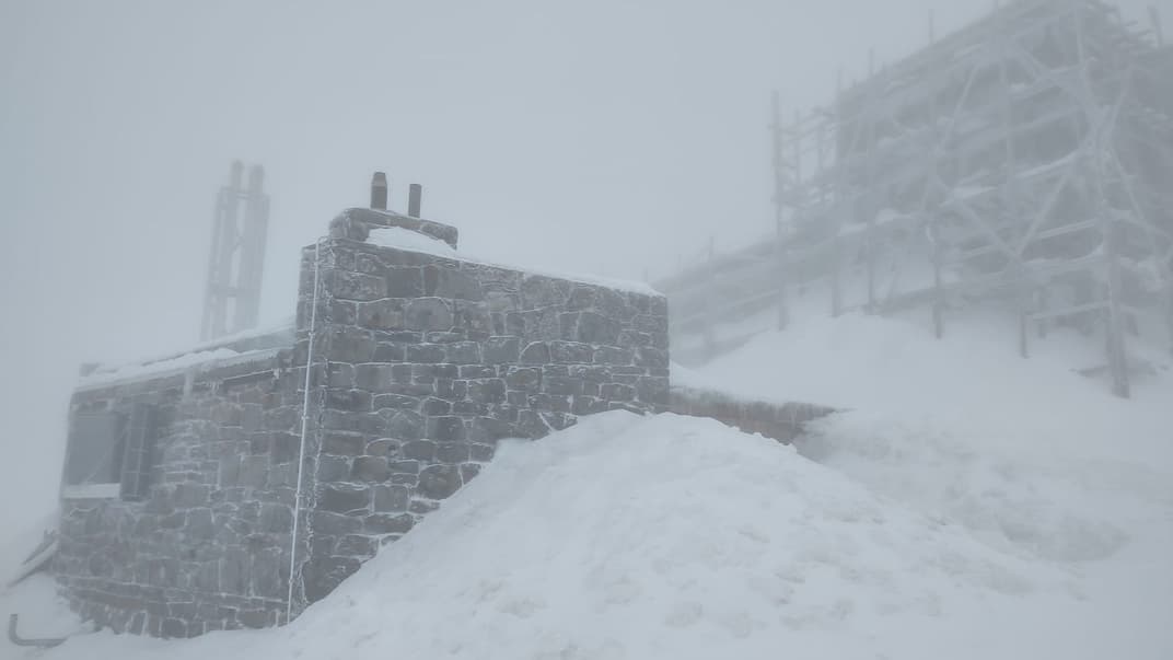 Сніг та обмежена видимість на горі Піп Іван Чорногірський зранку 26 березня