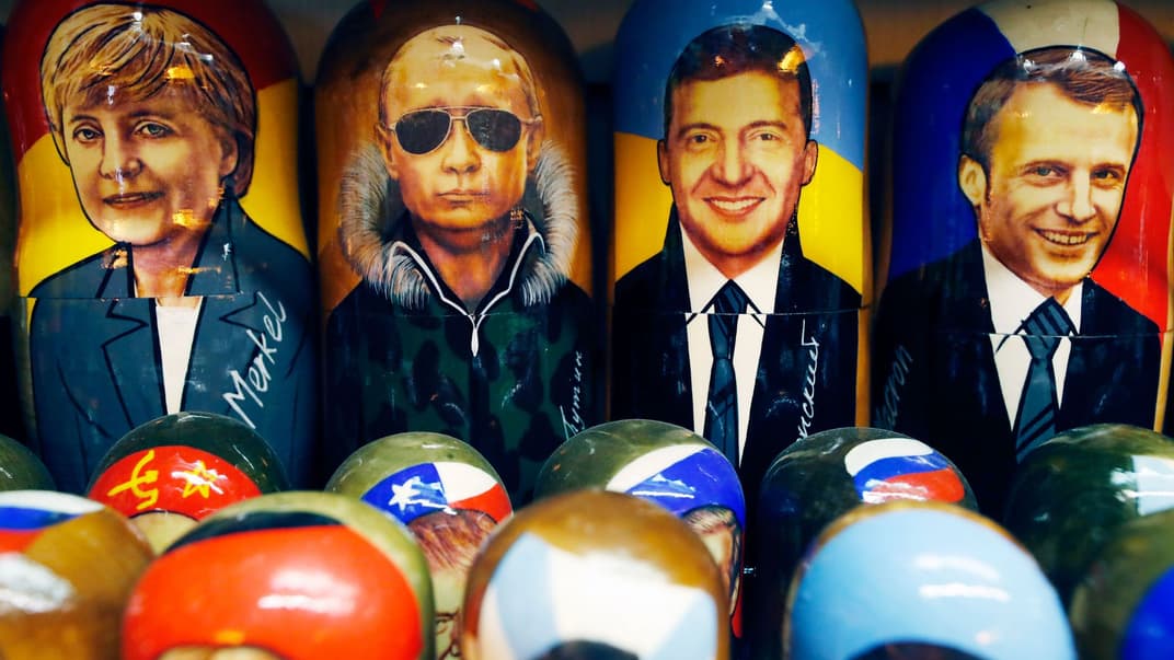 «Матрьошки» із зображенням лідерів країн «Нормандської четвірки» — канцлерки Німеччини Ангели Меркель, президента Росії Володимира Путіна, президента України Володимира Зеленського та президента Франції Еммануеля Макрона — продаються на вуличному ринку в Санкт-Петербурзі, Росія, 10 грудня 2019 року