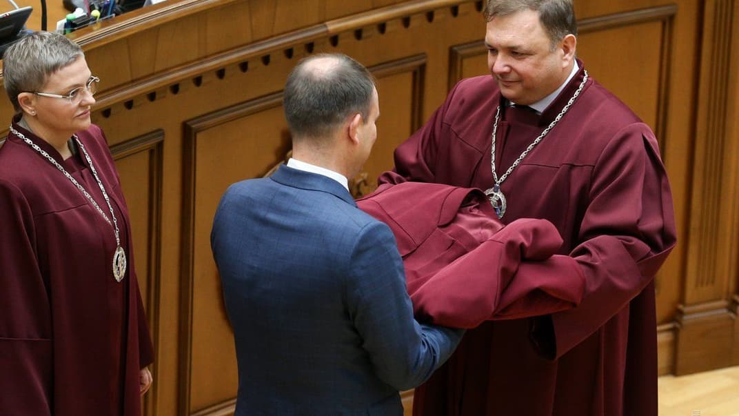 Голова Конституційного Суду України Станіслав Шевчук (праворуч) під час спеціального пленарного засідання КСУ, Київ, 24 вересня 2018 року