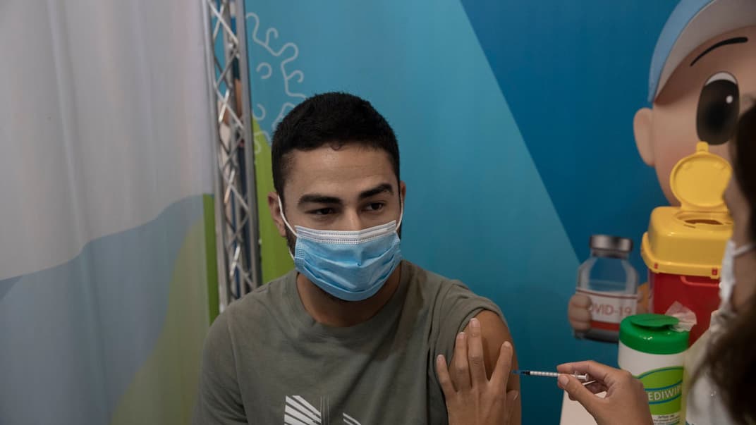 Студент ізраїльського університету отримує третю дозу вакцини проти коронавірусу в центрі вакцинації в Єрусалимі, 22 вересня 2021 року