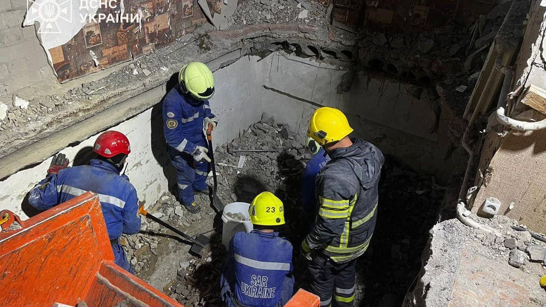 Рятувальники на місці російського удару в Чернігові, 17 квітня 2024 року