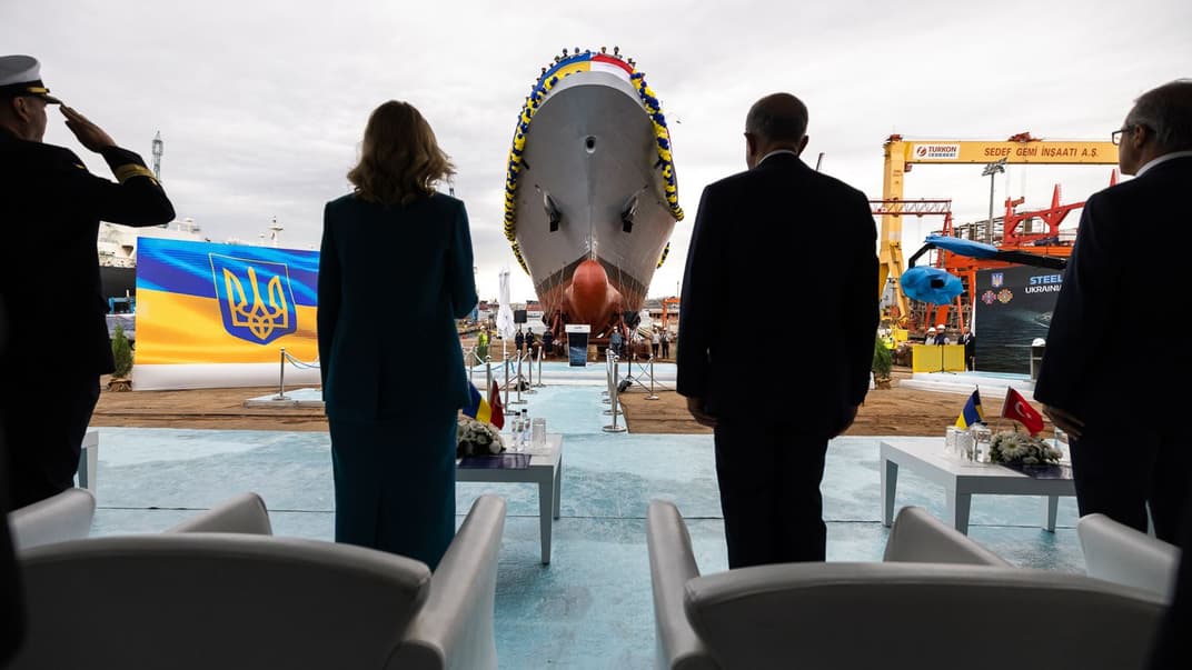 Церемония спуска корвета на воду