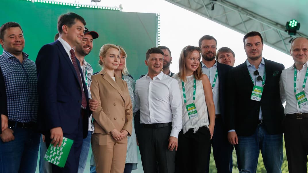 Президент України Володимир Зеленський (в центрі) на з'їзді пропрезидентської партії «Слуга народу» у Києві, 9 червня 2019 року