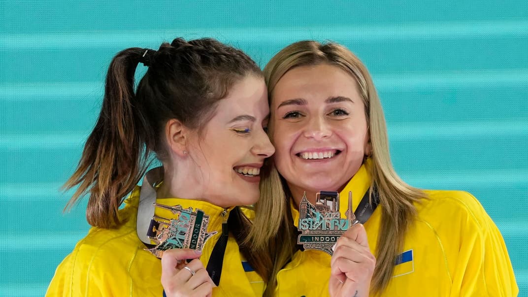 Золотая медалистка Ярослава Магучих (слева) и бронзовая медалистка Екатерина Табашник позируют со своими медалями на пьедестале соревнований по прыжкам в высоту среди женщин на Евро по легкой атлетике в помещении, Стамбул, Турция, 5 марта 2023 года